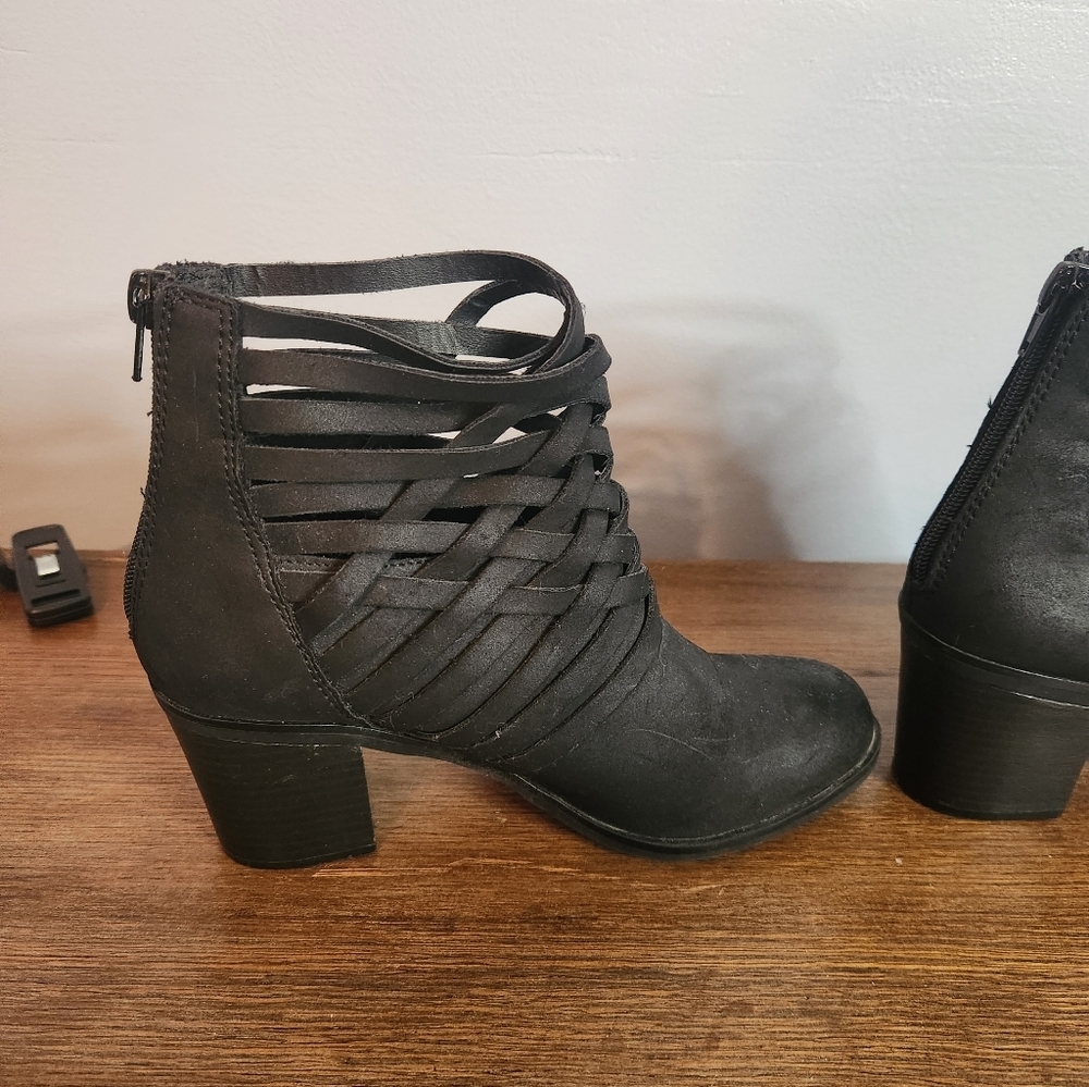 Women's Black Ankle Boots Arizona Jean Heels Size 7M. 2.5 Heel Height - Picture 3 of 9